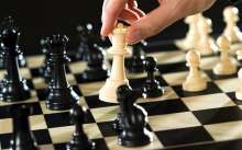 Дрочка во время партии в шахматы
