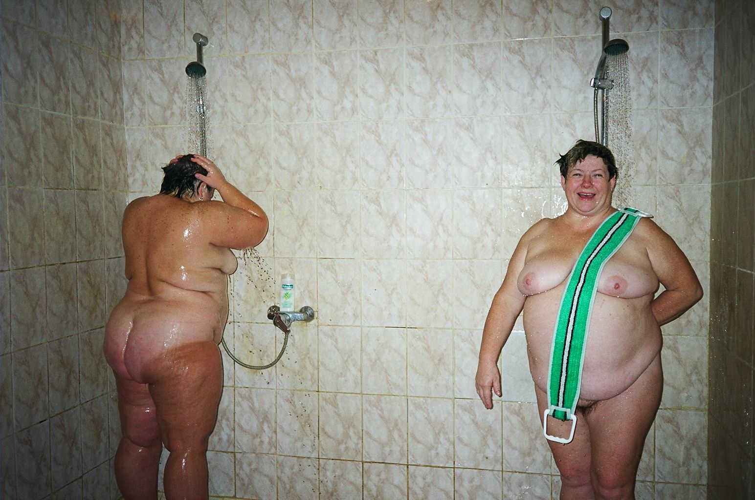 голых толстые женщины в душе фото 6