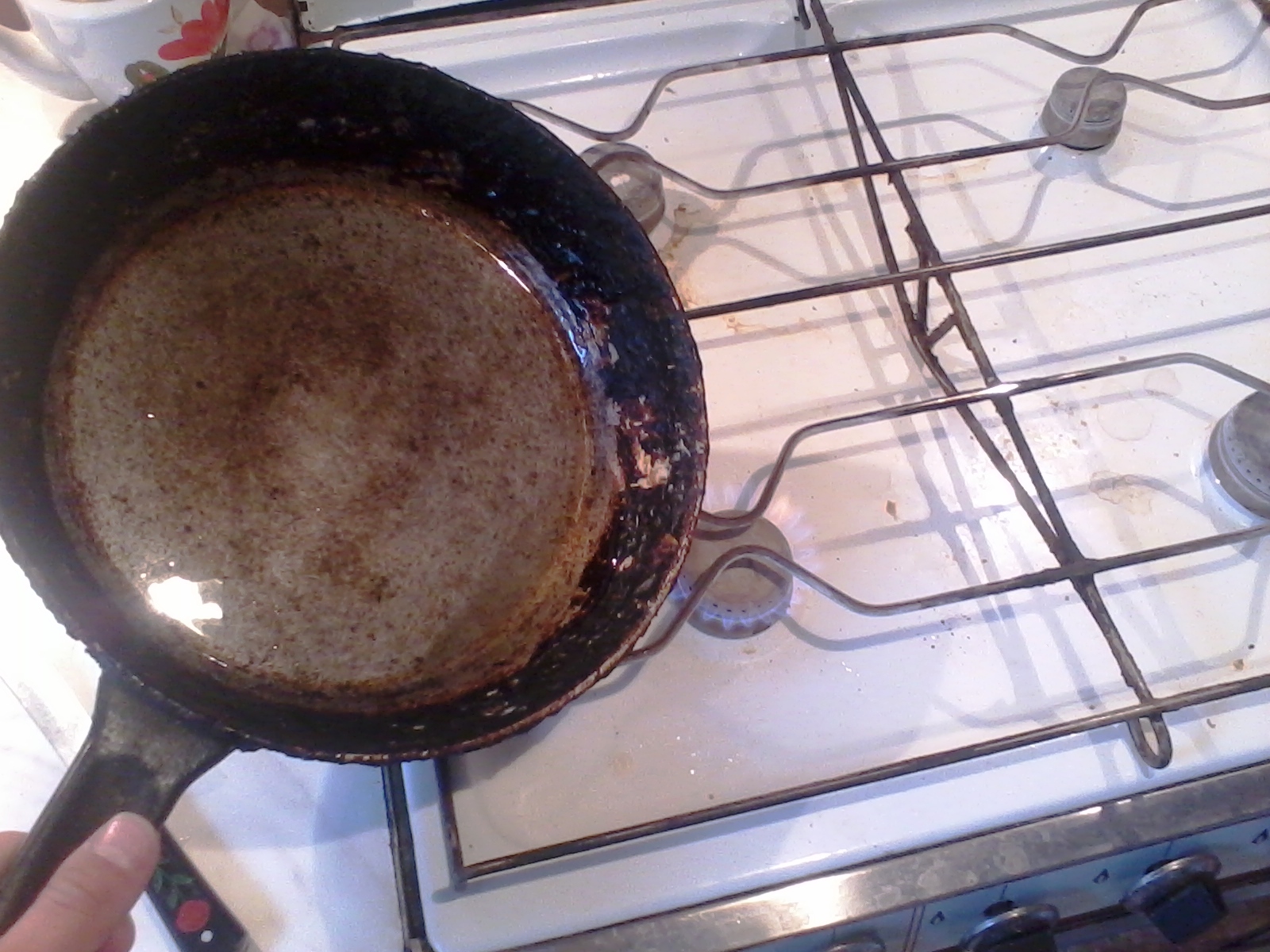 Маслом очистить сковороду