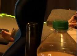 Хуесоска Марина с бутылкой в жопе фото