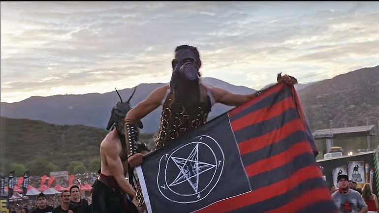 Со мной воюет сатана bassboosted. Американский дьявол. Флаг сатанизма. США сатана.